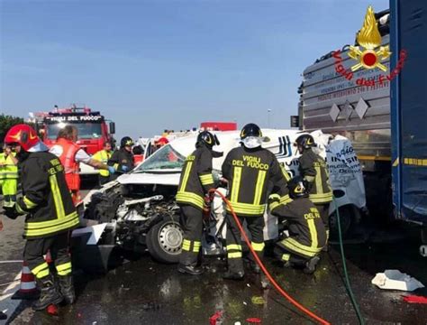 Milano Incidente Mortale Sull A Furgone Tampona Camion Morto L My XXX