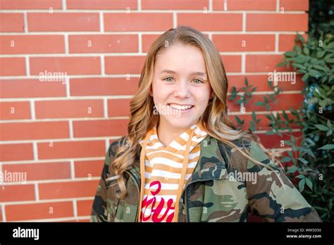 niña de 14 años sonriendo fotografías e imágenes de alta resolución alamy