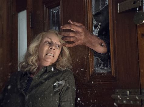 The Horrors Of Halloween First Photos Of Laurie Strode Vs Michael