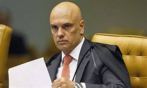 Alexandre de Moraes encaminha à PGR notícia crime que mira Bolsonaro
