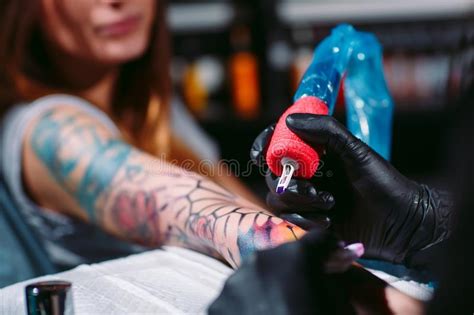 L Artista Professionista Del Tatuaggio Fa Un Tatuaggio Su Una Mano Del