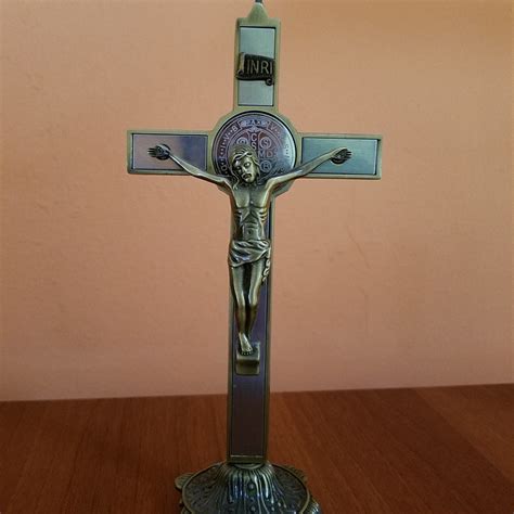 Es una de las medallas más antiguas de la cristiandad, y en la cara frontal de la medalla aparece la figura de benito de nursia sosteniendo en su mano derecha. La medalla de San Benito