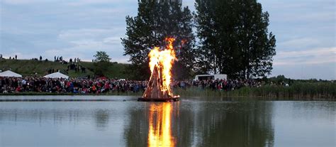Sankthansaften, eller midsommer aften som det hedder i mange andre landre, er en begivenhed i dragør man ikke skal gå glip af. Sankthans - Midtsommerfeiring 23. og 24. juni