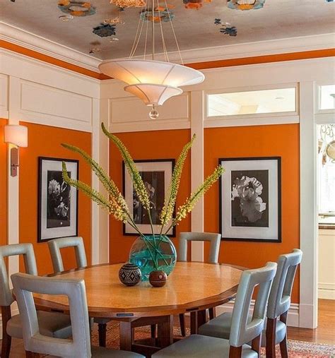 decoration salle a manger orange, chaises en bois, siège gris, table en