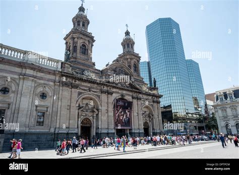 Santiago Chile La Fachada De La Catedral Metropolitana De Santiago