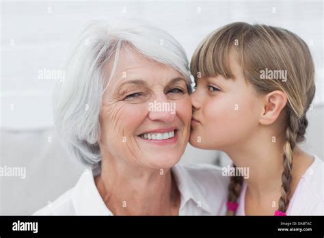 Cute Little Girl Besando A Su Abuela Fotografía De Stock Alamy