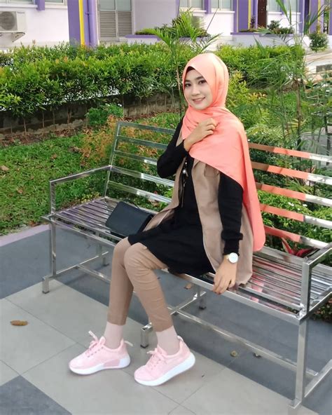 Yang lagi rame di tikt0k entah di hack / upload sendiri tapi pasti ini dalemannya buled banget. Jilbab Cantik Hot Di Twitter : Irna Fauziah On Twitter ...