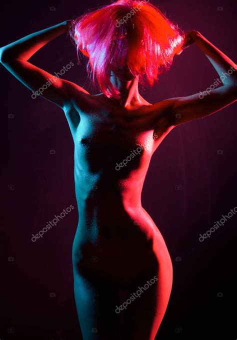 Chica Desnuda Luz Roja Y Sombra Hermoso Cuerpo Joven Erotica Sensual Una Chica Con Una