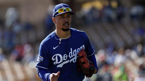 Mookie Betts gets $365M, 12-year deal with Los Angeles Dodgers