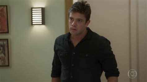 Que entram para o programa de proteção à testemunha após presenciarem um assassinato. Salve-se Quem Puder: Renzo descobre segredo envolvendo Luna