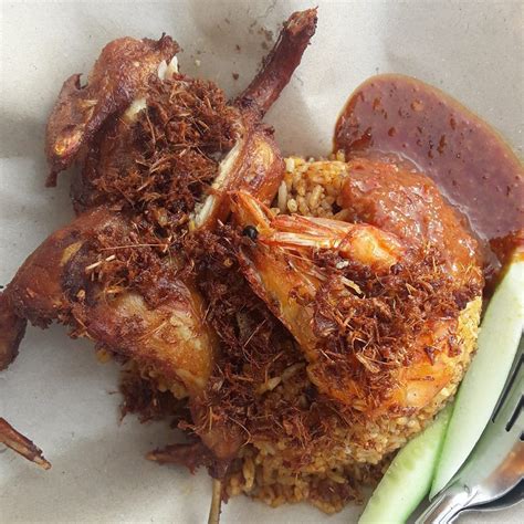 Nasi lemak goreng chef fauzy, a household name in petaling jaya which had recently caught our attention due to its unique twist of this widely beloved dish. Nasi Lemak Goreng Sedap & Unik Oleh Chef Fauzey Hanya Di ...