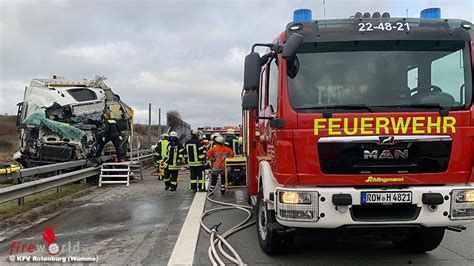Der 33 jahre alte bedienstete bemerkte. D: Tödlicher Lkw-Unfall auf A1 → Feuerwehr befreit ...