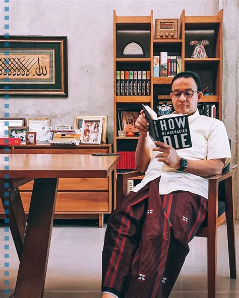Buku berikutnya adalah sang pemimpi, edensor dan maryamah karpov. Anies Baswedan Baca Buku 'Bagaimana Demokrasi Mati' ini ...