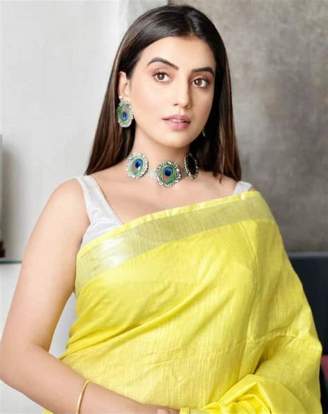 Bhojpuri Diva Akshara Singh Looks Fresh As Daisy In A Yellow Saree See Photos