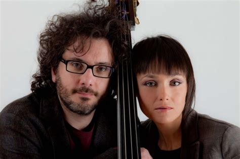 Comincia a cantare in un coro di voci bianche e per molti anni fa esperienza in gruppi vocali di vario genere. Petra Magoni. Musica in viaggio