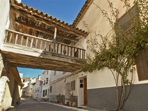 Un compromiso que viene avalado por el esfuerzo y tesón. Cañete: típico pueblo de montaña en Cuenca ...