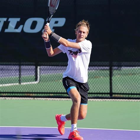 He won the junior title at the 2018 australian open, 20 years after his father won senior australian open. GALERIE: Tenisový supertalent Korda zve do svého soukromí: Prozradil rodinné tajemství! | FOTO 1 ...