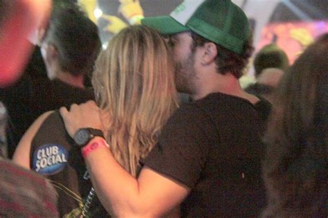EGO Thiago Rodrigues e ex BBB Marien trocam beijos quentes no Rock in Rio notícias de Rock