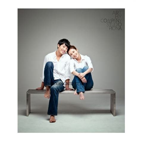 Foto prewedding outdoor tanjung lesung foto prewedding by models via preweddingfoto.com. prewed casual studio - Google Search | Pose perkawinan ...