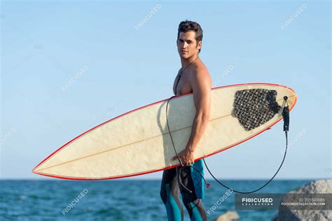 Man With Surfboard Standing On Coast — Leisure Athlete Stock Photo
