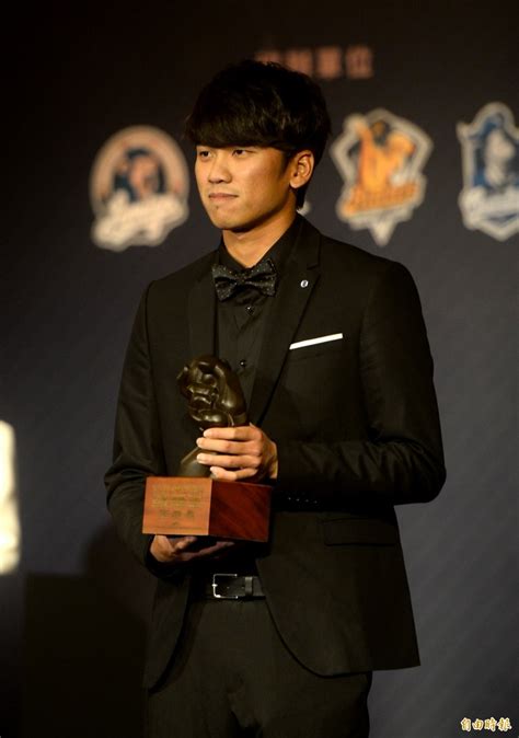 1 day ago · 「王光輝」三個字，從1980年代開始，就已經與台灣的棒球界劃上等號，他是1981年第1屆iba世界青棒賽的中華隊成員之一，大學畢業進入陸光棒球隊後，就入選中華成棒代表隊，成為國家隊常客，不過真正讓他發光發熱，要從1988年加入兄弟飯店棒球隊開始。 中職》王威晨一年盜壘比爸爸一生還多 王光輝回應了 - 自由體育