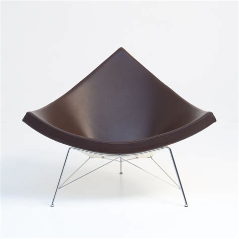 Comfortable, classy and unique, the chair redefines our perception of plush seating as it breaks away. Coconut Chair by George Nelson for Vitra | #35989