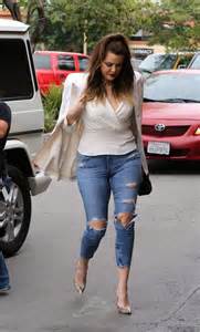 Khloe Kardashian In Tight Ripped Jeans 02 Gotceleb