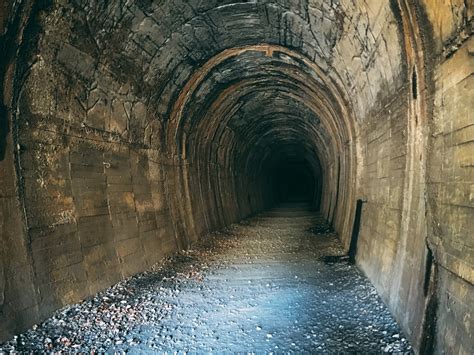 先が見えない古トンネルの内部JR福知山線廃線敷の無料写真素材 ID 38544ぱくたそ