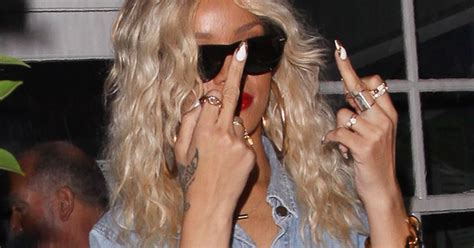 Rihanna Swears By Giving Paps The Finger Or Flips The Bird With Both