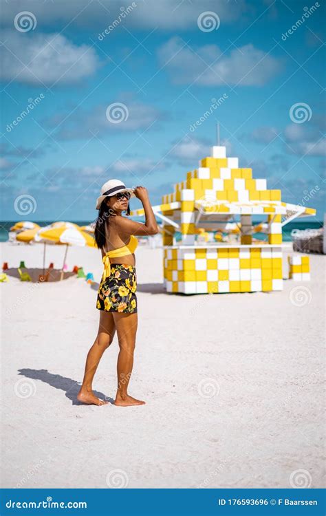 Mulher Da Praia De Miami Em Uma Cabana Salva Vidas Em Miami Beach