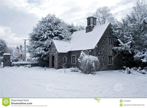 Haus kaufen haus mieten wohnung kaufen wohnung mieten villa kaufen grundstück. Haus Abgedeckt Im Schnee Irland Stockbild - Bild von ...