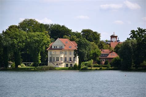 Der beliebte moderator und showmaster kann auf eine langjährige fernsehkarriere blicken. » Villen am Heiligen See