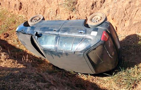 Carro sai da pista e cai em vala de escoamento de água em Sinop Só