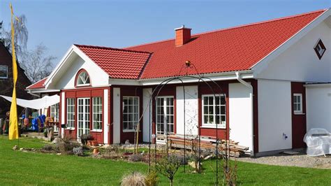 Alle unsere hausmodelle können ihren wünschen und bedürfnissen entsprechend angepasst werden, gleichermaßen innen und außen. Schwedenhaus Galerie Schwedenhäuser Fotos schwedische ...