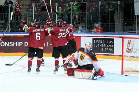 Leon gawanke (mitte) im zweikampf mit dem letten egils kalns. Lettland jubelt - Florian Mnich ist geschlagen - © by EH ...