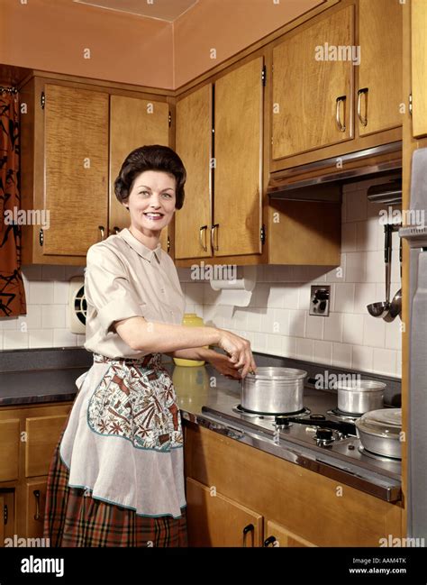 1960er Jahren LÄchelnde Frau Hausfrau TrÄgt Eine SchÜrze RÜhren Kochtopf Bei KÜche Herd