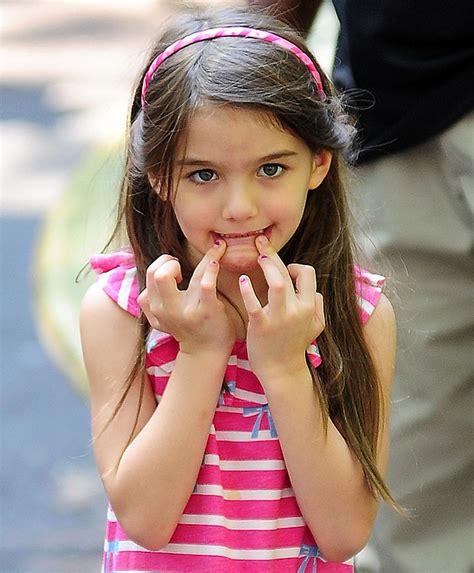 Cuttie suri cruise and katie holmes under umbrella. Suri Cruise faz careta para paparazzo ao ser assediada em ...