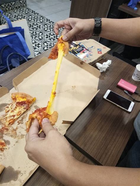 You only need to do a quick comparison to see. Cheese Tarik Crust Dari Domino's Kembali