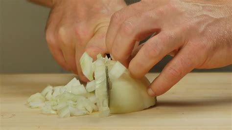 How To Peel And Chop An Onion Youtube