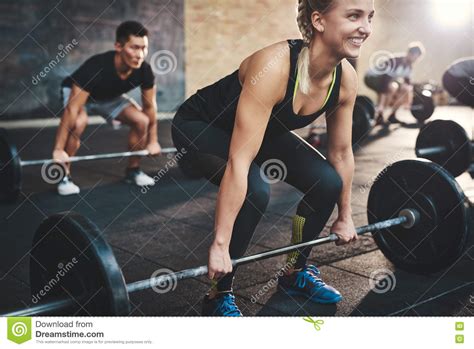 Mujer Que Realiza Ejercicio Muerto Del Barbell De La Elevación Foto De