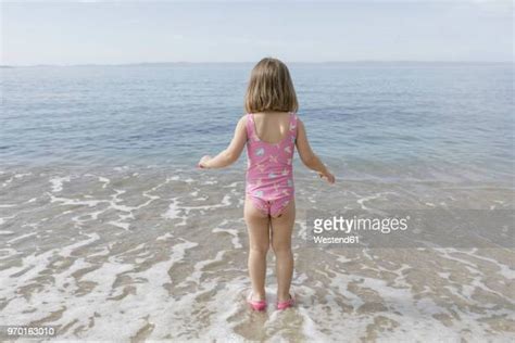 Petite Fille Blonde En Maillot De Bain Rose Photos Et Images De