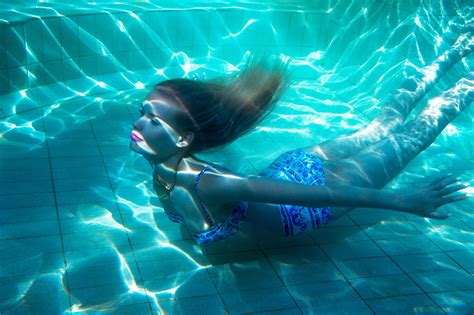 Redhead simonna showing her body underwater. I'll Take You Underwater