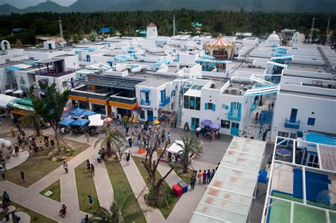 Around santorini park are several dozen shops selling items as sunglasses, fashion, fashion accessories, sports wear, shoes and toys. Santorini Park, Hua Hin