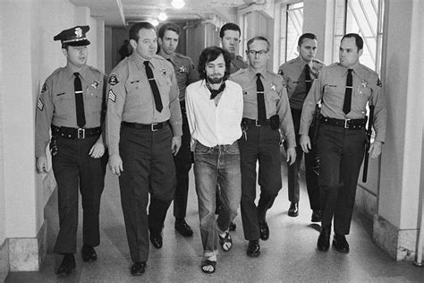 Família Manson saiba quem é assassina que deixou prisão após 53 anos
