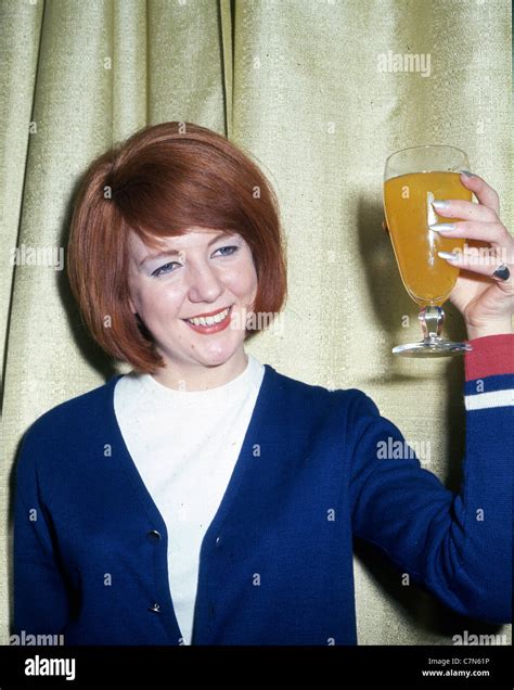 Cilla Black Singer 1964 Hi Res Stock Photography And Images Alamy