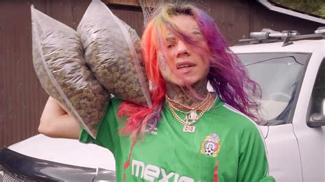 Review Rapper Tekashi Ix Ine Takes Dodgy Stage Dive Into Fame On Day Rollingstone Com