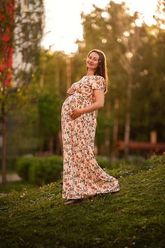 Beautiful Pregnant Girl At Sunshine Fotografie Stock E Altre Immagini
