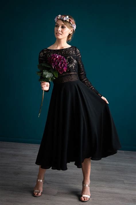Maybe you would like to learn more about one of these? Schwarzes Midi-Kleid mit Rückenausschnitt und Boho Spitze ...