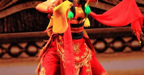 Seni tari yang biasanya dibawakan oleh bangsawan, terpelar dan kapitalis adalah seni tari. Blog Seni: Cerita pertunjukan tari topeng malangan