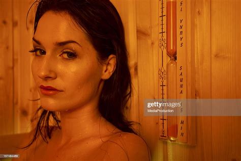 Mädchen In Der Sauna Stock Foto Getty Images